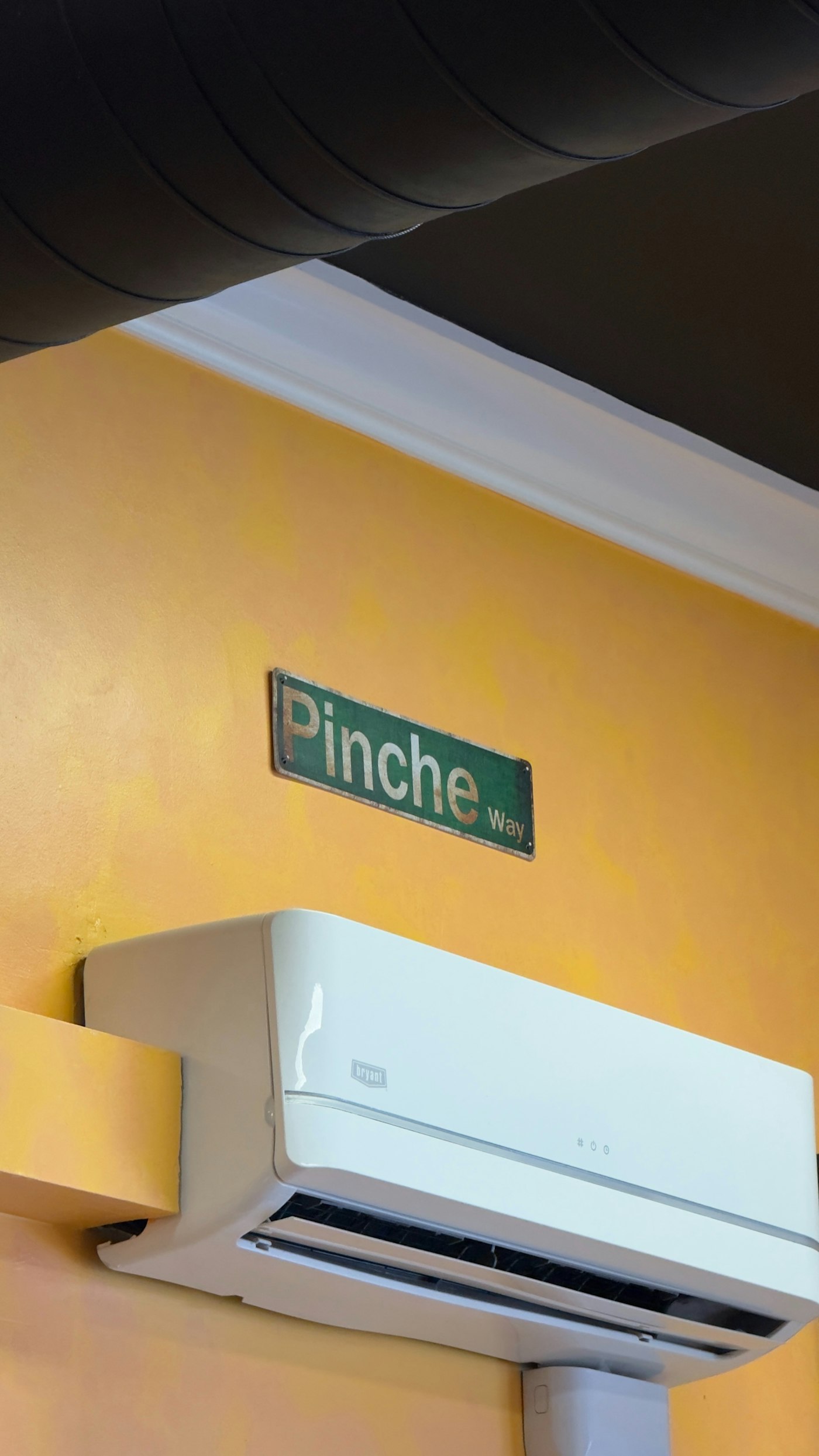 Wall-mounted air conditioning unit